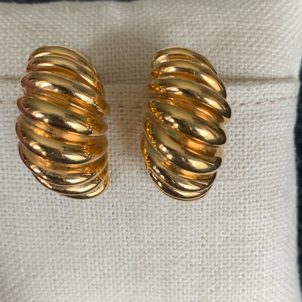 St. John Vintage Shrimp Gold Toned Ear Clips